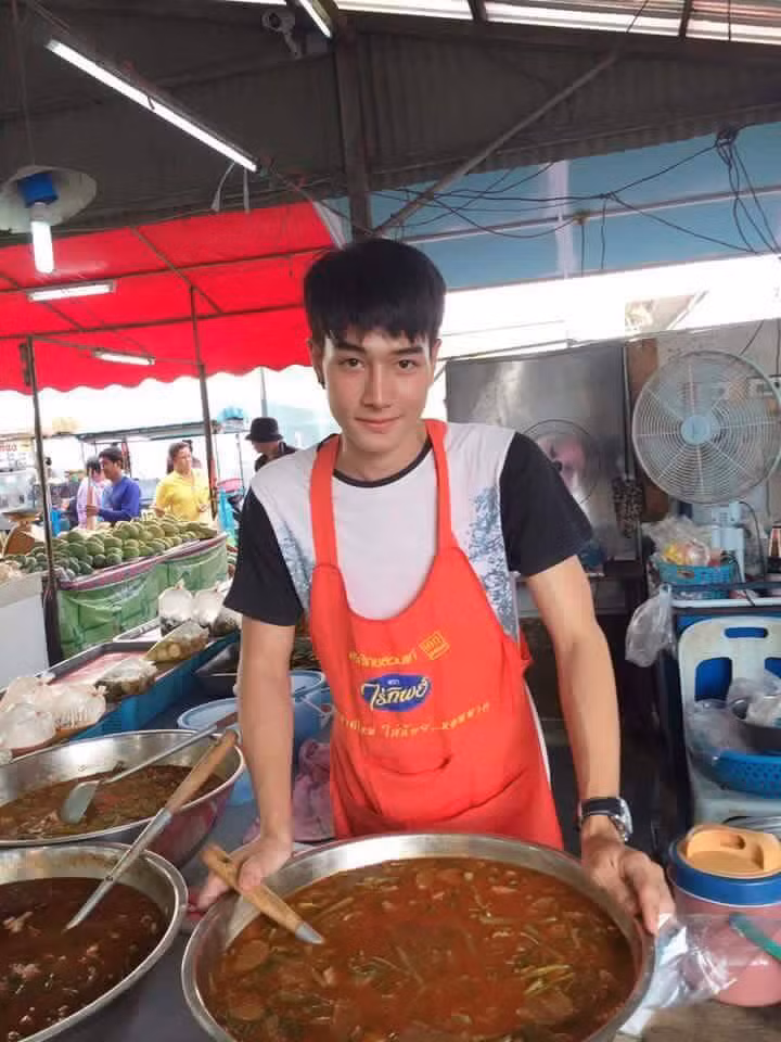 Mới đây, trên trang mạng xã hội Trung Quốc, các thành viên đã chia sẻ hình ảnh của chàng hot boy bán cà-ri tại khu chợ ở Thái Lan. Vẻ đẹp trai hoàn hảo của anh chàng khiến nhiều người đi chợ phải xốn xang mà ngắm nhìn.