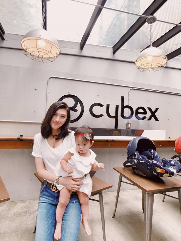 Trên trang cá nhân của mình, Soái Quân cũng chỉ đăng ảnh một mình với con hay chụp chung với những người bạn thân, không bao giờ thấy hình ảnh một người đàn ông nào.