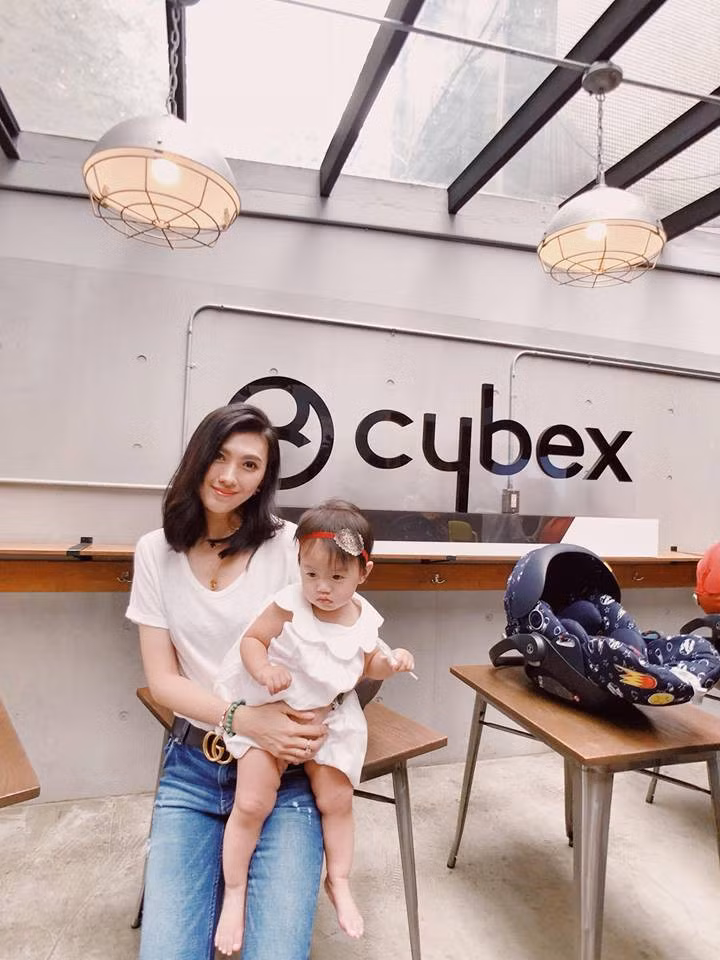 Trên trang cá nhân của mình, Soái Quân cũng chỉ đăng ảnh một mình với con hay chụp chung với những người bạn thân, không bao giờ thấy hình ảnh một người đàn ông nào.