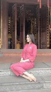 Trong suốt quá trình hoạt động mờ nhạt của mình, Thư Dung chỉ được chú ý vì thường xuyên ăn mặc hở hang, chụp ảnh phản cảm tại Đà Lạt, mượn Kỳ Duyên làm bàn đạp để được chú ý.