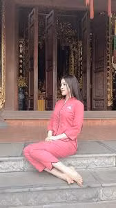 Trong suốt quá trình hoạt động mờ nhạt của mình, Thư Dung chỉ được chú ý vì thường xuyên ăn mặc hở hang, chụp ảnh phản cảm tại Đà Lạt, mượn Kỳ Duyên làm bàn đạp để được chú ý.