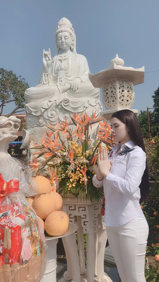 Cũng do chụp ảnh phản cảm tại Tuyệt tình cốc, Thư Dung bị thu hồi giải thưởng. Cụ thể, BTC cuộc thi "Người mẫu thời trang Việt Nam 2018" ra quyết định thu hồi danh hiệu Á quân 1 của cô.