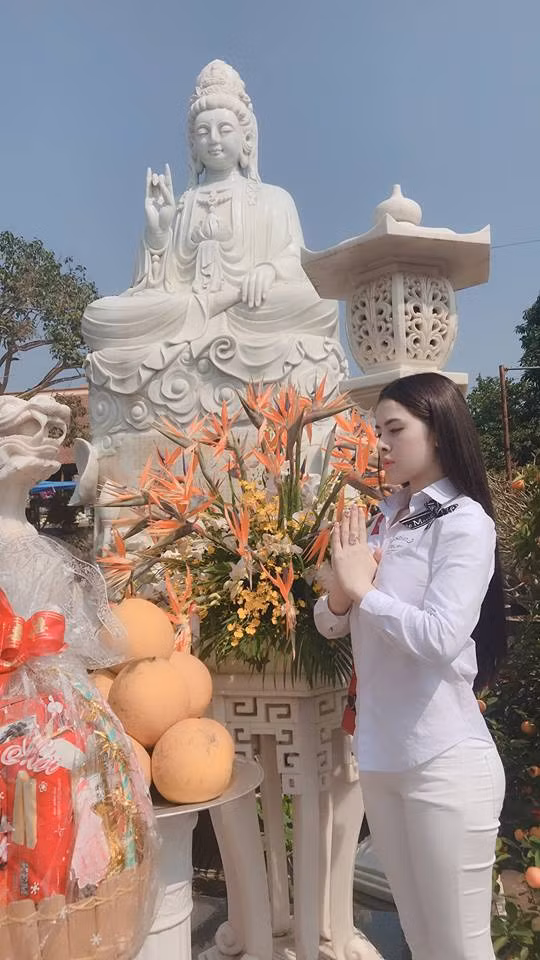 Cũng do chụp ảnh phản cảm tại Tuyệt tình cốc, Thư Dung bị thu hồi giải thưởng. Cụ thể, BTC cuộc thi "Người mẫu thời trang Việt Nam 2018" ra quyết định thu hồi danh hiệu Á quân 1 của cô.