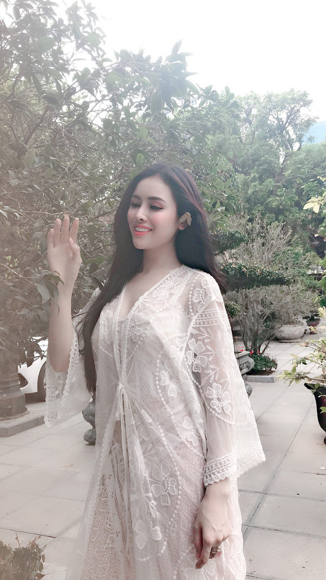 Đến một nơi linh thiêng, cần sự chỉn chu, kín đáo nhưng Thư Dung lại diện nguyên chiếc váy ren xuyên thấu, mỏng manh, ôm sát cơ thể với phần cổ trễ nải để lộ vòng 1 lấp ló phía sau.