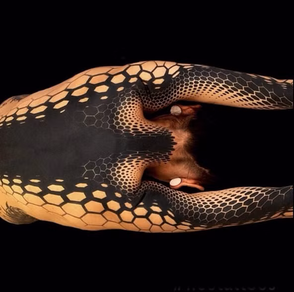 Bạn có thể xăm những mảng đen nhỏ, hoặc "cực đại" bao phủ khắp người tùy ý thích.