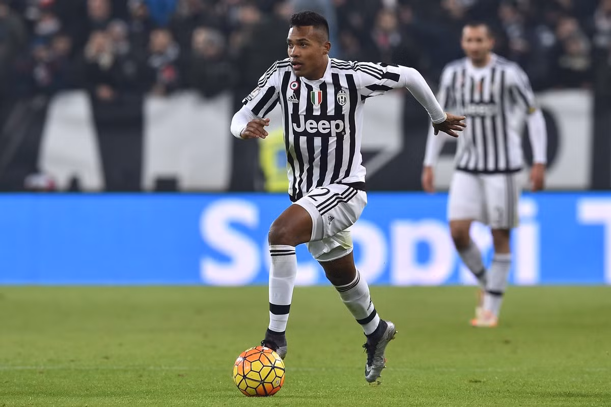 Alex Sandro ở lại Juve. Trước báo giới khi được hỏi về thông tin chuyển nhượng bóng đá với cầu thủ Alex Sandro, HLV Massimiliano Allegri tự tin khẳng định hậu vệ này sẽ ở lại Juventus sau mùa hè này. Trước đó, Chelsea đã trả giá đến 60 triệu bảng hỏi mua Sandro nhưng bị Juve từ chối. Ảnh: Goal