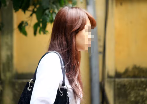 Học sinh không được nhuộm tóc và chỉ được để một màu tóc thống nhất giống như đồng phục là điều mà các nhà trường luôn nhắc đi nhắc lại mỗi dịp đầu năm. Theo BGH của nhiều trường, việc này là để học sinh tập trung vào học tập chứ không phải chạy theo những thời trang tóc.