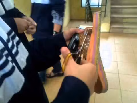 Học sinh không được đi dép lê, tông đến trường, thay vào đó phải đi xăng - đan quai hậu. Nếu không chấp hành sẽ bị cắt dép và đi đất về nhà. Ảnh sử dụng trong bài: Sưu tầm Facebook.