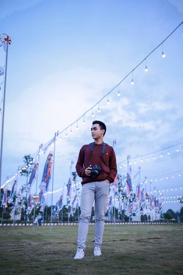 Dù không có "gấu", bạn có thể dẫn bạn bè, anh chị em họ hay cô dì chú bác đến với cánh đồng cá Koi để có những bức ảnh thật đẹp.