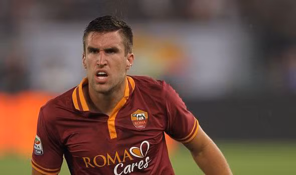 Roma "trói chặt" Strootman: Kevin Strootman vừa qua đã chính thức ký hợp đồng mới có thời hạn đến năm 2022 cùng AS Roma. Việc dính chấn thương đầu gối, Kevin Strootman đã không ra sân quá nhiều trong 2 mùa giải gần nhất. Tuy nhiên tiền vệ người Hà Lan vẫn luôn giữa một vai trò rất quan trọng trong sơ đồ chiến thuật của Bầy Sói. Ảnh: Calcio