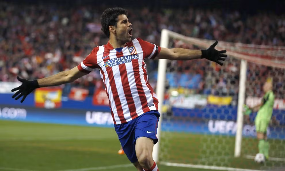 Atletico mua Diego Costa với giá "bèo": Theo các chuyên gia chuyển nhượng bóng đá tại Tây Ban Nha, Atletico Madrid đã bắt đầu có động thái trước việc Diego Costa hé lộ khả năng quay lại khoác áo đội bóng này. Đây cũng được xem là điểm đến khả dĩ duy nhất nếu anh rời Chelsea hiện tại. Tuy nhiên, nếu mua Costa, Atletico sẽ nhất quyết không chi ra quá 25 triệu euro, tờ Independent hé lộ.