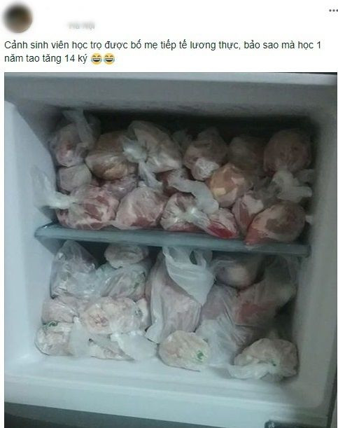 Những gói đồ ăn được xếp chật trong ngăn đá của một bạn sinh viên sau khi ăn Tết ở quê lên.