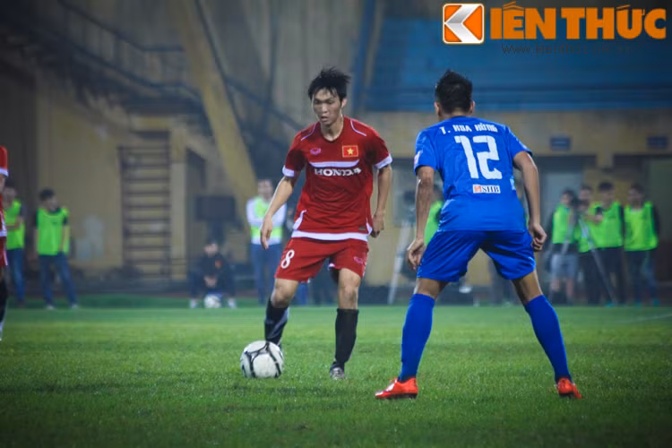 Tuấn Anh và Xuân Trường cho thấy khả năng điều bóng và thu hồi bóng một cách tài tình. Những đường chọc khe thông minh của bộ đôi khiến khán giả trên sân ồ lên sung sướng.