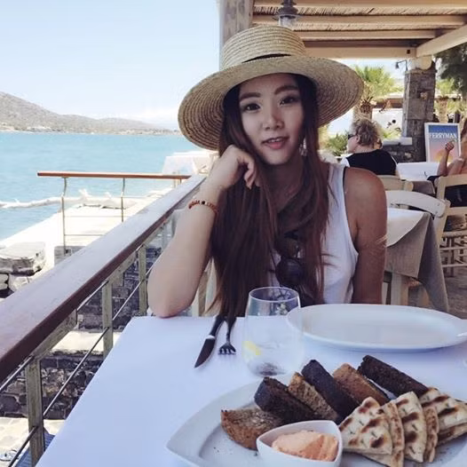 Thúy Tào tên đầy đủ là Tào Ngọc Thúy, 22 tuổi. Cô Việt kiều xinh đẹp này sinh ra tại Việt Nam nhưng đến năm 3 tuổi cô đã cùng gia đình mình chuyển sang Séc sinh học và học tập.