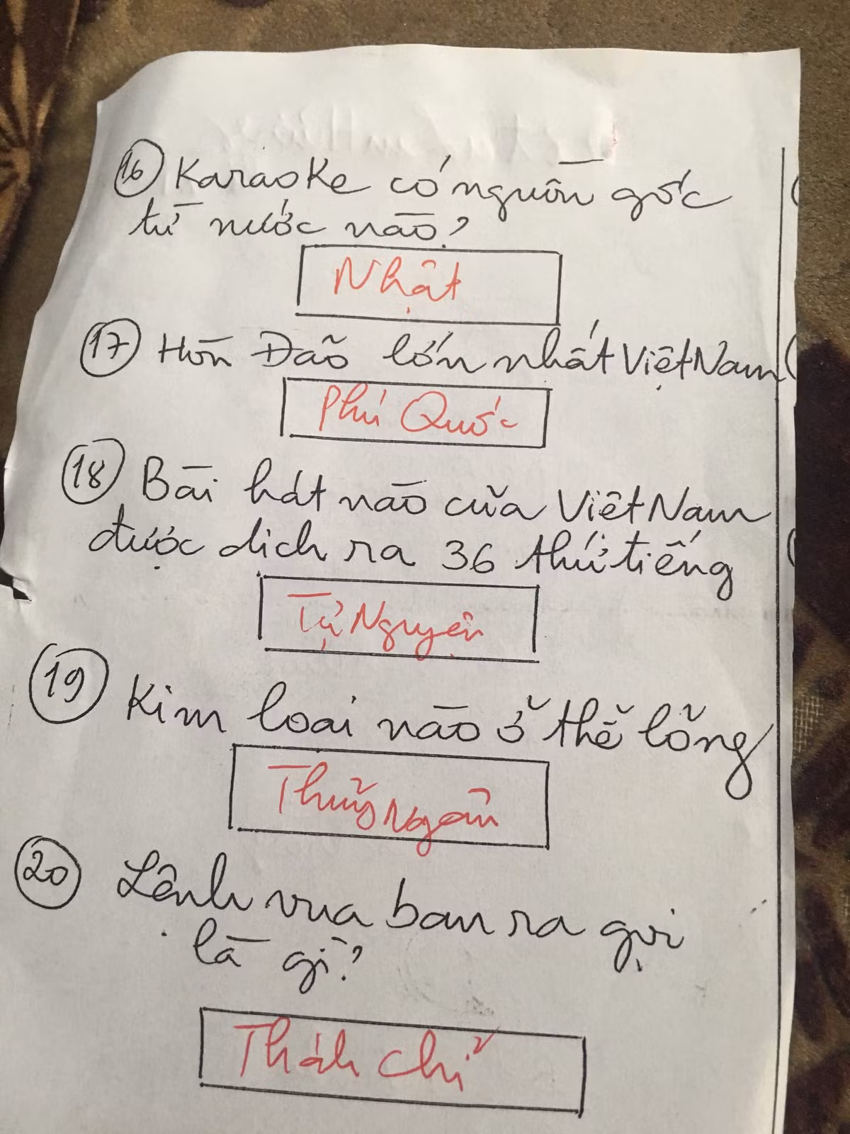 Dù là giáo viên dạy Toán nhưng với đề kiểm tra 15 phút đầu năm cho học sinh cũ, cô Lan Hương đã đưa ra những câu hỏi của "đề thi" này rộng khắp từ lịch sử, đời sống, xã hội để kiểm tra vốn sống của các cựu học sinh.