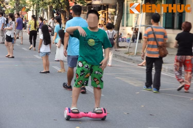 Vào những dịp cuối tuần, nếu có thời gian rảo bước vào phố đi bộ Hà Nội, nhiều người dễ dàng gặp những hình ảnh những bạn trẻ và có cả các em bé sử dụng những chiếc xe điện thăng bằng này.