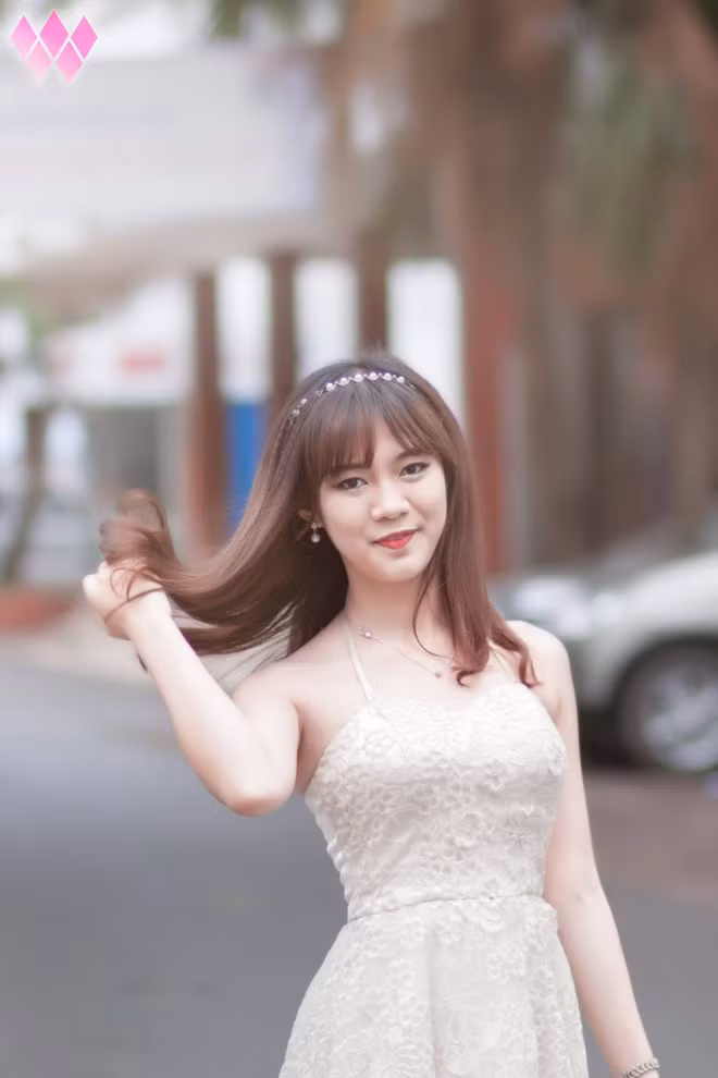 Với vẻ đẹp ngây thơ và tinh khôi, là những gì nhiều người nhận xét về thí sinh Lê Khánh Ninh (SN 1997, Hải Phòng) đang học lớp 60DT1 - Khoa Kỹ thuật Môi trường.