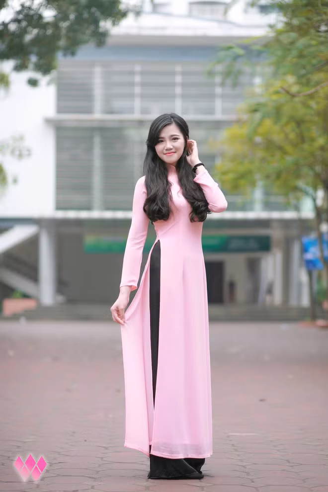 Duyên dáng trong tà áo dài, Trần Hải Nhi (SN 1997, Hải Dương) đến từ lớp 60KTE - Khoa Kinh tế và Quản lý Xây dựng lại cho thấy vẻ mềm mại chứ không thô rát như những gì người ta nghĩ về con gái Xây Dựng.