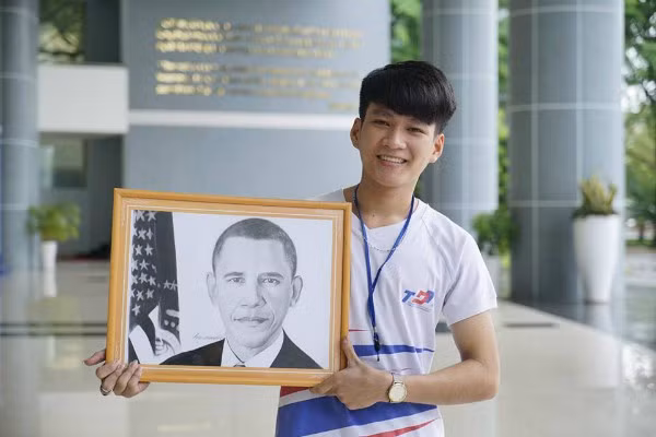 Ấn tượng trước bức tranh vẽ thủ tướng Justin Trudeau, nhiều phóng viên người Canada đã có cuộc phỏng vấn Tấn Hậu và cậu bạn này đã trình bày về quá trình tạo ra bức chân dung xuất sắc của chính mình. Ảnh trong bài: FBNV.