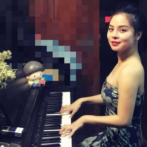 Trên Facebook cá nhân, Lê Quỳnh thường xuyên khoe ảnh gia đình hạnh phúc. Mọi người cũng dành nhiều lời khen ngợi cho nhan sắc xinh đẹp, gợi cảm của bà mẹ 2 con này.