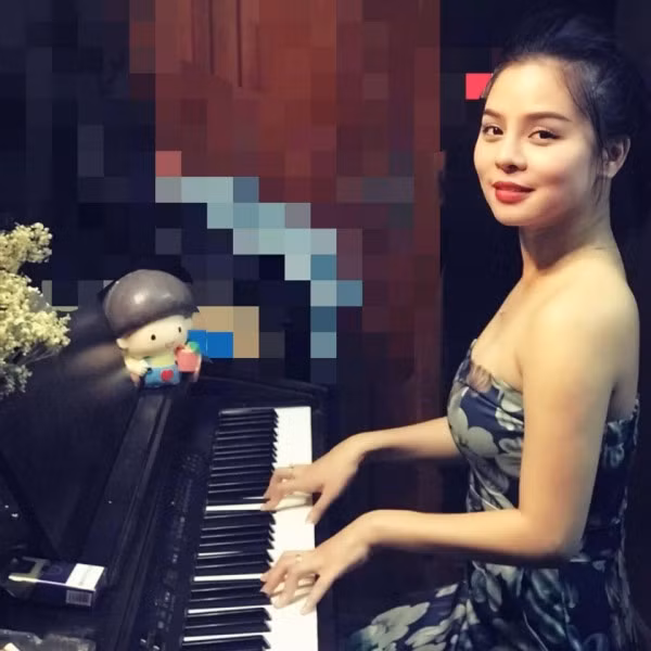 Trên Facebook cá nhân, Lê Quỳnh thường xuyên khoe ảnh gia đình hạnh phúc. Mọi người cũng dành nhiều lời khen ngợi cho nhan sắc xinh đẹp, gợi cảm của bà mẹ 2 con này.