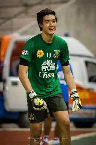 Tài năng cùng vẻ đẹp trai của chàng thủ môn 23 tuổi này khiến anh đang là nhân vật được tìm kiếm nhiều nhất trong cộng đồng mạng Thái Lan.