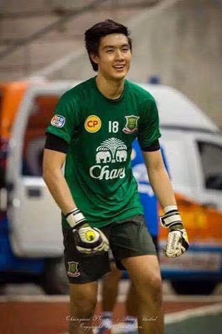 Tài năng cùng vẻ đẹp trai của chàng thủ môn 23 tuổi này khiến anh đang là nhân vật được tìm kiếm nhiều nhất trong cộng đồng mạng Thái Lan.