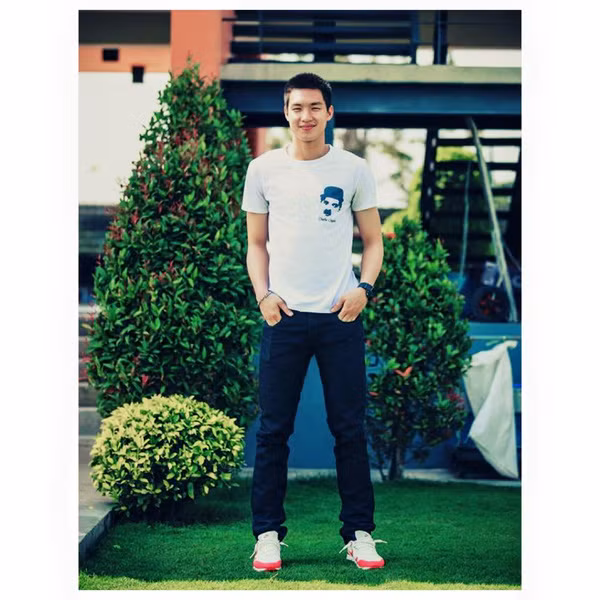 Tee Boonyakiait Wongsajaem sở hữu khuôn mặt điển trai theo phong cách Hàn Quốc, cùng với đó là chiều cao vô cùng lý tưởng. Đây cũng chính là vũ khí khiến không ít phái nữ phát cuồng, la hét trên khán đài mỗi khi chàng thủ môn này xuất hiện.