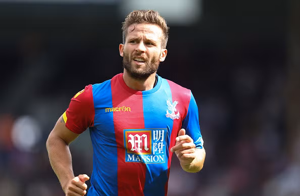 Yohan Cabaye là cầu thủ có quốc tịch Pháp nhưng bà nội anh lại là một người Việt Nam di cư sang Pháp. Cầu thủ gốc Việt này đã khẳng định được tài năng của mình tại ĐT Pháp cũng như các CLB mà anh đã từng thi đấu. Khởi nghiệp ở CLB Lille vào năm 2004, Johan Cabaye mới đây quay trở về Pháp thi đấu trong đội bóng nhà giàu PSG. Bên cạnh thành công trong màu áo các CLB, chân sút gốc Việt này cũng từng 40 lần được vinh dự khoác áo ĐT Pháp tại các giải đấu lớn.