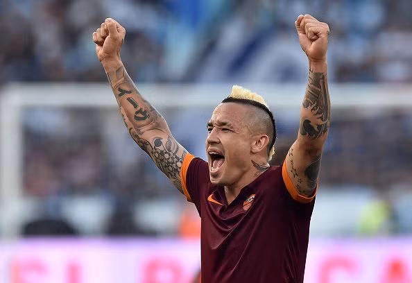 Radja Nainggolan là cầu thủ có mẹ là người Bỉ và cha anh là người Indonesia. Năm 17 tuổi Nainggolan đã chuyển tới Italy sinh sống và bắt đầu sự nghiệp thi đấu của mình tại CLB Piaceza trước khi chuyển đến CLB Cagliari. Hiện Nainggolan thi đấu trong màu áo của CLB AS Roma. Trước đây, Nainggolan từng có ý định quay trở về Indonesia để khoác áo ĐTQG nước này. Nhưng sau đó anh đã quyết định trở về Bỉ để thi đấu trong màu áo ĐTQG Bỉ năm 2009.