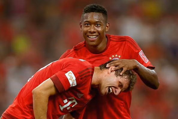 David Alaba sinh ra tại Áo năm 1992, anh có cha là người Nigeria và mẹ là người Philippines. Alaba bắt đầu sự nghiệp của mình tại CLB Bayern Munich vào năm 2008 và trở thành cầu thủ hết sức quan trọng trong đội hình của đội bóng Đức. Vì có 3 quốc tịch Áo, Nigeria và Philippines nên Alaba đủ điều kiện để thi đấu cho 3 ĐTQG của các quốc gia trên. Nhưng cuối cùng Alaba đã chọn ĐT Áo để phục sự.