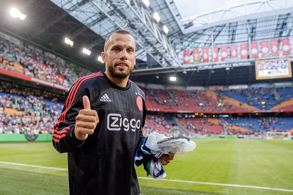 Heitinga là cầu thủ hậu vệ của ĐTQG Hà Lan nhưng trong người còn có dòng máu Indonesia. Heitinga ra mắt ĐT Hà Lan vào năm 2004 vào sau đó trở thành hậu vệ không thể thiếu của đội bóng có biệt danh “cơn lốc màu da cam” trong thời gian dài vừa qua. Heitinga bắt đầu sự nghiệp của mình tại đội trẻ Ajax Amsterdam và sau đó anh chuyển đến Atletico Madrid, Everton, Fulham và Hertha Berlin.