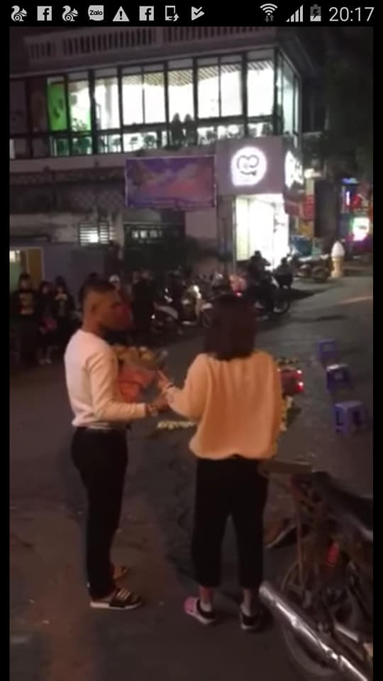 Nam thanh niên tỉ mỉ xếp chữ bằng hoa tươi rồi quét dọn xung quanh trước khi tỏ tình lãng mạn.