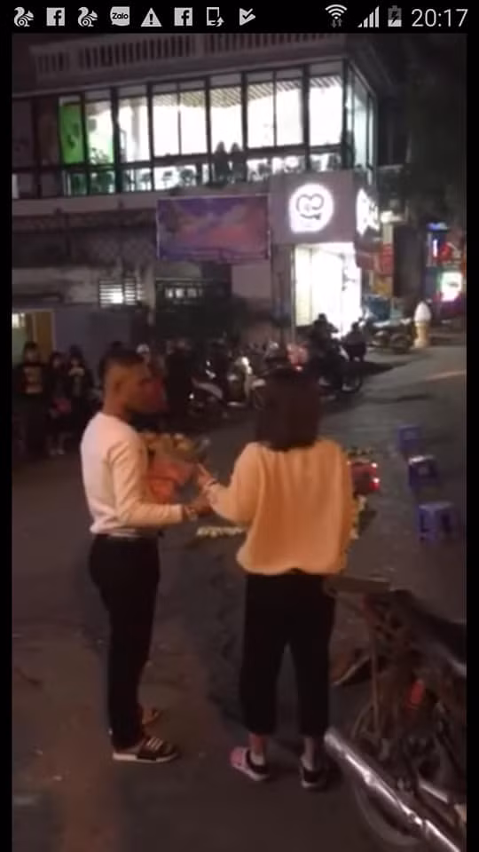 Nam thanh niên tỉ mỉ xếp chữ bằng hoa tươi rồi quét dọn xung quanh trước khi tỏ tình lãng mạn.