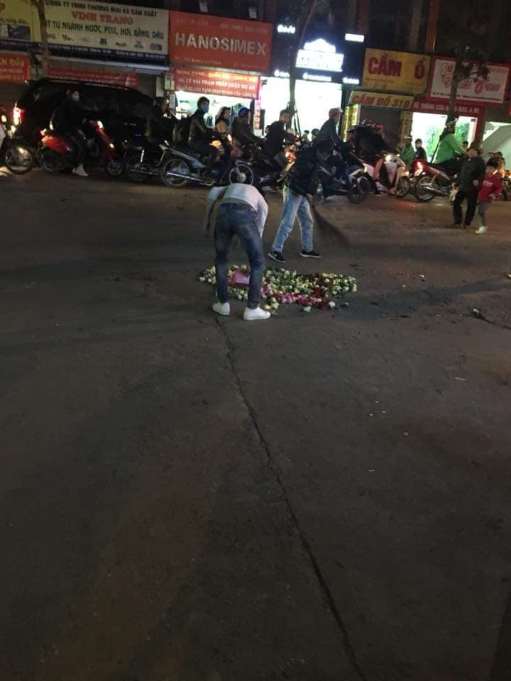 Khi chàng trai muốn ôm cô gái vào lòng thì bạn nữ này cố giằng ra. Thấy thanh niên này có vẻ gay gắt, một số người chứng kiến vừa quay clip vừa lên tiếng cho rằng ai đó nên can thiệp để sự việc không bị đẩy đi quá xa.