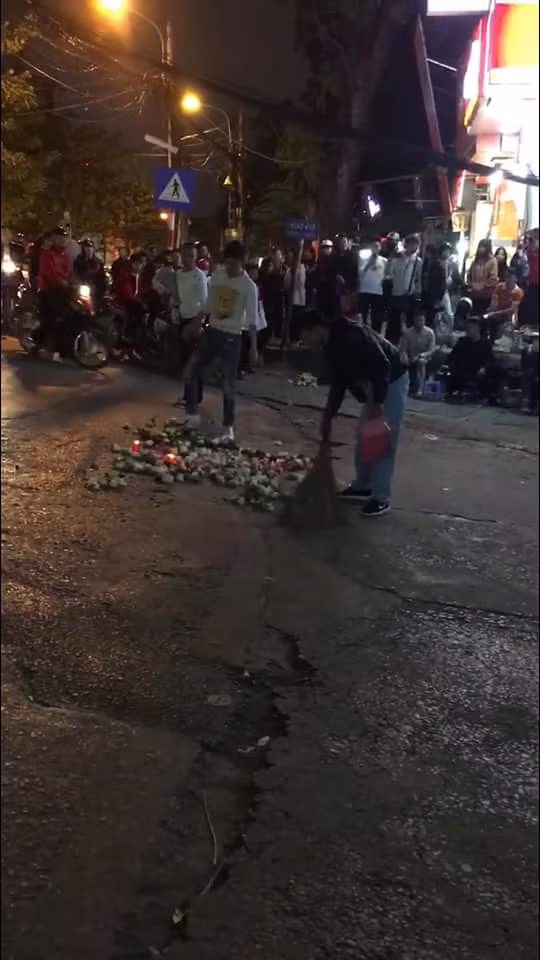 Cuối cùng, sau màn tỏ tình không thành công, chàng trai cùng một vài thanh niên khác đã dùng chổi để thu dọn lại đống hoa tươi đã được xếp tỉ mỉ trước đó. Hiện tại, những hình ảnh và đoạn clip trên sau khi được chia sẻ lên mạng xã hội vẫn nhận được nhiều lượt theo dõi và bình luận.