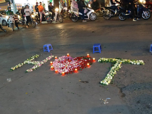 Theo chia sẻ của người đăng, cuộc tỏ tình này được diễn ra trước cổng trường ĐH Văn Hóa - Hà Nội trên phố Đê La Thành.