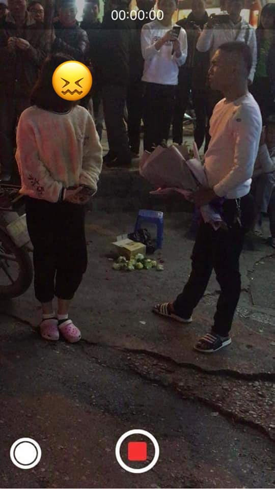 uy nhiên, diễn biến sau đó thực sự khiến nhiều người ngạc nhiên. Bởi thay vì cái kết lãng mạn như nhiều người mong đợi, thì tấm lòng của chàng trai đã không được đón nhận.