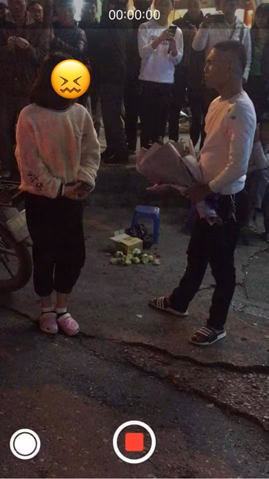 uy nhiên, diễn biến sau đó thực sự khiến nhiều người ngạc nhiên. Bởi thay vì cái kết lãng mạn như nhiều người mong đợi, thì tấm lòng của chàng trai đã không được đón nhận.