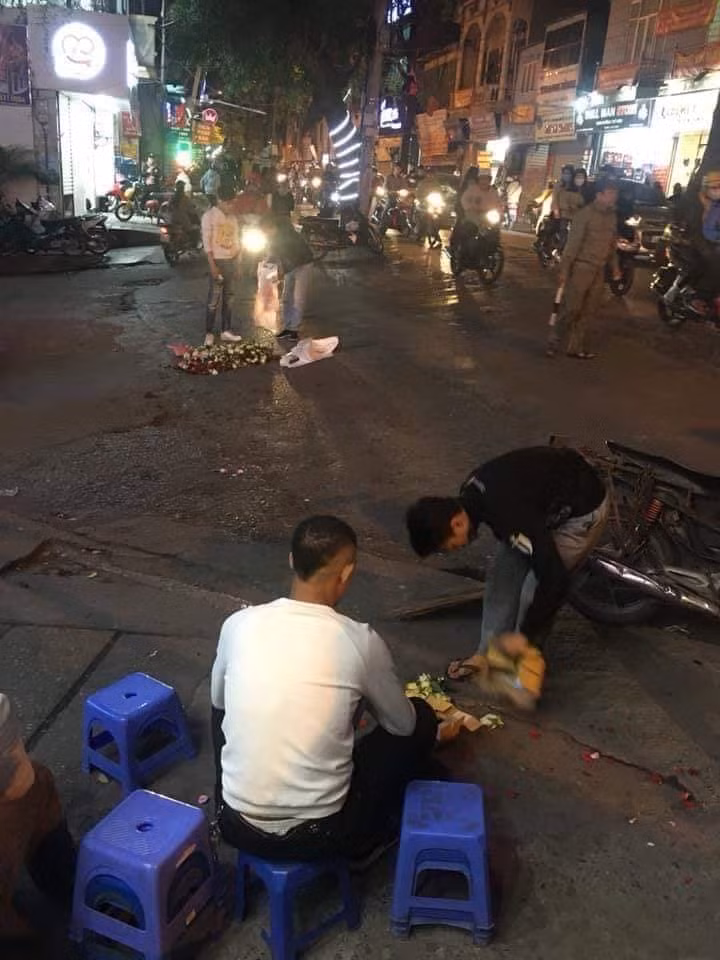 Có lẽ không chấp nhận được khi bị cô gái từ chối, nam thanh niên đã không còn giữ được bình tĩnh, cố gắng giữ cô gái bằng được. Thậm chí, còn dùng tay kéo áo, lôi cô gái về sát người rồi quát lớn trước đám đông, "Em nghĩ trốn được anh á?".