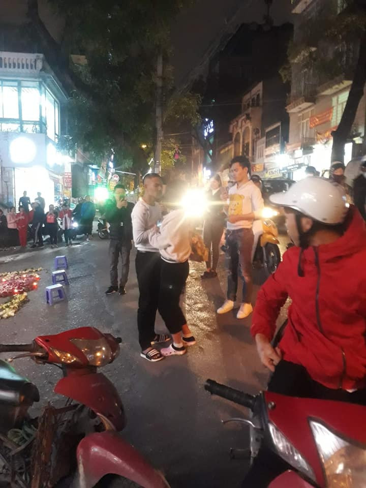 Theo những hình ảnh trên mạng xã hội cho thấy, trước khi hẹn gặp cô gái để tỏ tình, chàng trai đã có màn chuẩn bị khá công phu khi tỉ mỉ xếp những bông hoa hồng thành hình trái tim và hai chữ H, T hai bên.