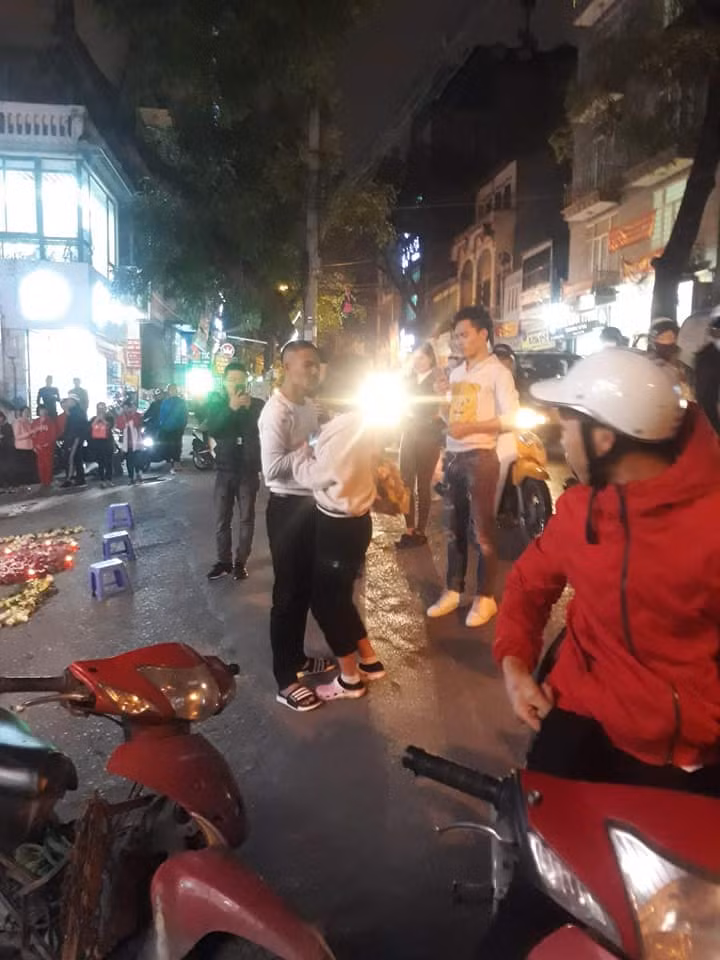 Theo những hình ảnh trên mạng xã hội cho thấy, trước khi hẹn gặp cô gái để tỏ tình, chàng trai đã có màn chuẩn bị khá công phu khi tỉ mỉ xếp những bông hoa hồng thành hình trái tim và hai chữ H, T hai bên.