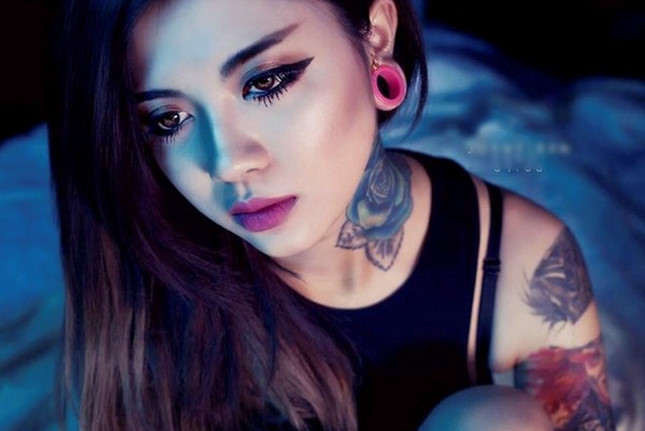 Phe không hài lòng bày tỏ quan điểm chắc như "đinh đóng cột": Hình xăm không có lỗi, lỗi là ở chỗ xăm". Bởi người phụ nữ có rất nhiều chỗ nhạy cảm như ngực, bộ phận sinh sản nên việc chọn vị trí xăm là rất quan trọng