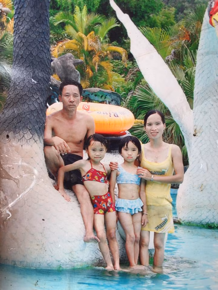 Trong bức thư những câu chữ được viết rất tình cảm "chúc em yêu ngủ ngon", "thỉnh thoảng viết thư nhé đừng để anh mong nhiều", "chồng yêu của em". Điều này khiến không ít dân mạng tấm tắc khen tình yêu cách đây 20 năm đẹp đẽ quá. Chỉ đọc qua vài dòng thư người ta cũng thấy được sự hạnh phúc.