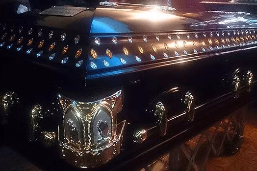 Chiếc quan tài được nạm vàng và kim cương. Chiếc quan tài khủng này được một đại gia ở Kenya dùng để chôn cất cha mình.