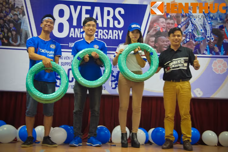 Các bạn trẻ của cộng đồng fan Chelsea Việt Nam hết sức hào hứng với màn chơi thử thách kiến thức về CLB Chelsea. Tham gia các phần chơi này, các bạn cũng "rinh" về cho mình rất nhiều phần quà từ ban tổ chức cũng như nhà tài trợ.