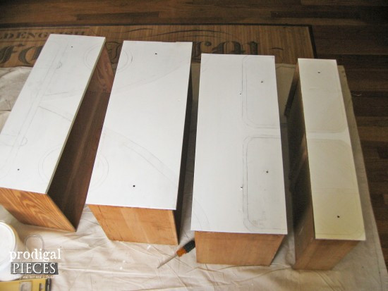 Cô dùng tấm bìa cac-tông để vẽ ô cửa kính và vẽ những phần còn lại của chiếc xe. Sau đó, Larissa đã sơn phết chiếc tủ theo những gì mình đã vẽ trước đó. (Ảnh: prodigalpieces)