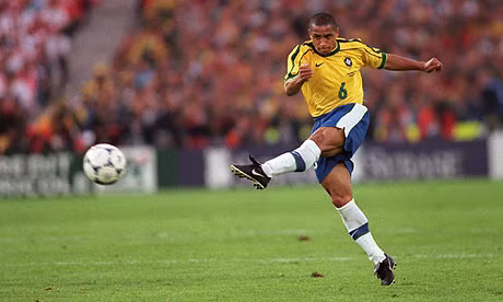 Roberto Carlos nổi tiếng với những pha sút bóng uy lực. Cú đá phạt hình trái chuối vào đội tuyển Pháp của Carlos cách khung thành 35 m đạt vận tốc 136,4 km/h.