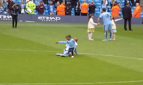 Kompany quet tru con gai nhu voi doi thu tren san