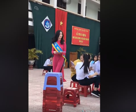 Cũng chính trong những ngày này, các trường ĐH lớn trên cả nước liên tục mở ngày hội tuyển sinh và cũng từ đó không ít những nữ sinh sở hữu nhan sắc tuyệt vời được phát hiện.
